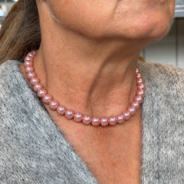 10 mm rosa glasperler – vist som halskæde