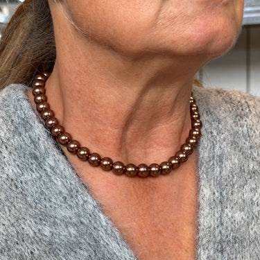 10 mm gyldenbrune glasperler – vist som halskæde