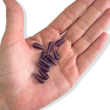 Dråbeformede jadeperler i mørklilla til smykkefremstilling