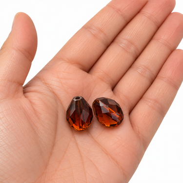 Mørk topas krystalglasdråber 10 x 13 mm i hånd