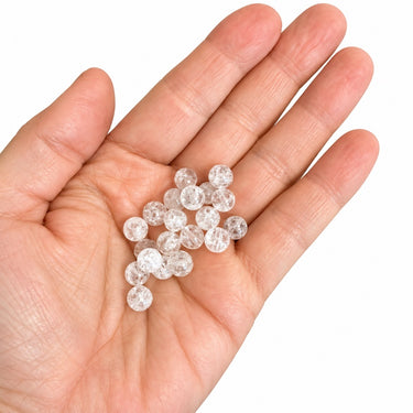 6 mm brændte bjergkrystalperler vist i hånden