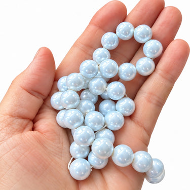 10 mm babylyseblå South Sea Shell perler i hånden