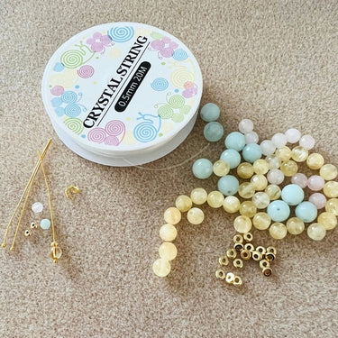 Elastik armbånd med 3 pastel farvede facet perler