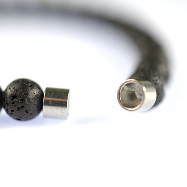Armbånd med lavaperler og magnetlås
