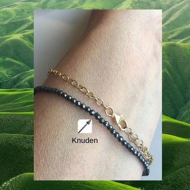 Inspiration-til-diy-armbånd-med-små-perler-lille-knude-på-elastik