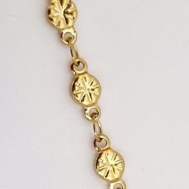 Armbånd i guldfarvet blomsterkæde og peach moonstone