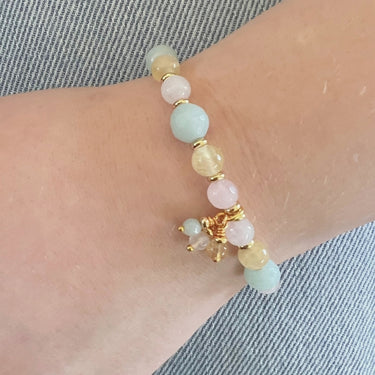 Elastik armbånd med 3 pastel farvede facet perler