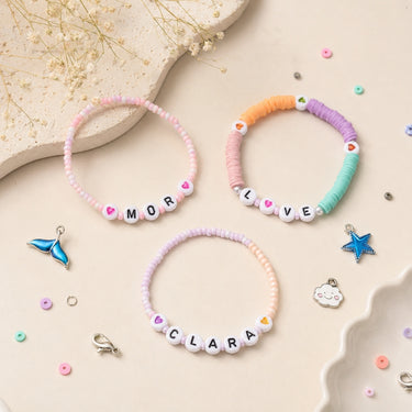 DIY perlesæt med seed beads og charms vedhæng