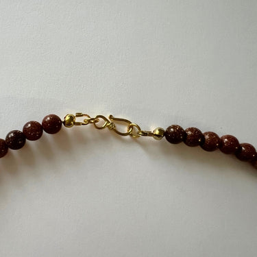 Halskæde og armbånd i Goldstone perler