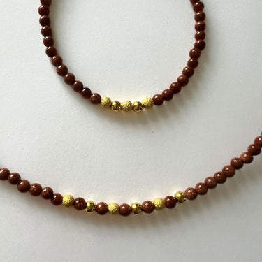 Halskæde og armbånd i Goldstone perler