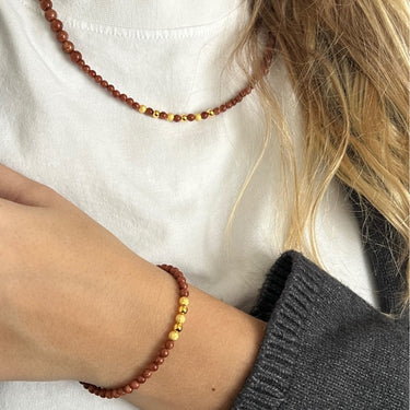 Halskæde og armbånd i Goldstone perler