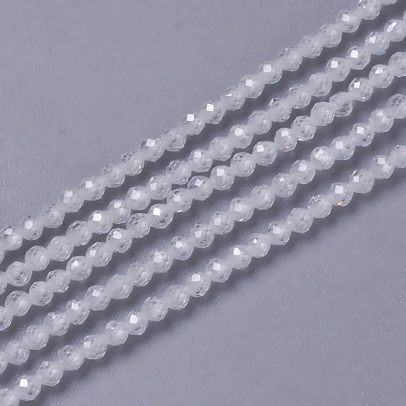 Fine små 2 mm klare facetslebne cubic zirkonia perler