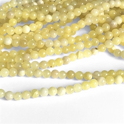 lysegule jadeperler på streng