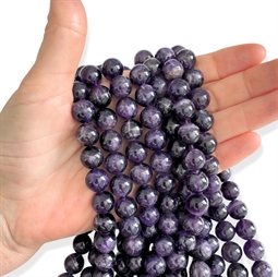 Lilla ametystperler med naturlige farvespil og bånd