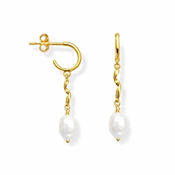 Øreringen er lavet til inspiration. Vi har lavet den i forgyldt sterling sølv og med  et snoet vedhæng og en ferskvandsperle
