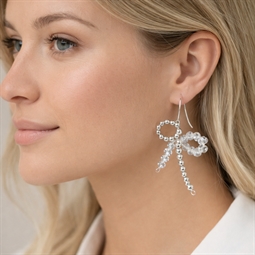 Søde sløjfer lavet af perler og sat på sølv øreringe