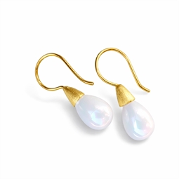 Det er så nemt selv at lave disse flotte øreringe. Du skal bare lime de anborede dråbe perler på.