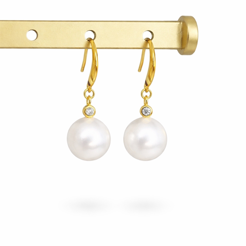 Forgyldte øreringe med anborte perle og sten