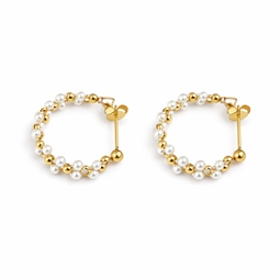 Ørestikker med hvide perler og guldperler fastgjort i ørestikken og låsen