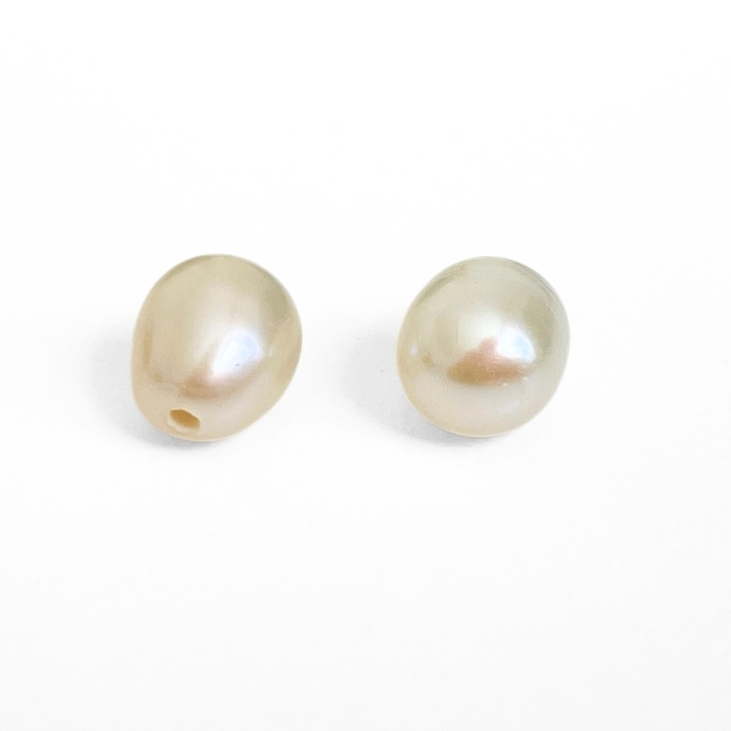 små hvide ferskvandsperler anborede