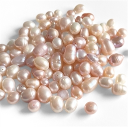Ferskvandsperler lyse farver hvid rosa beige, blandede perler i hånd, små perler i pastelfarver