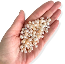 Mix af lyse ferskvandsperler. der er 60 gram i posen.