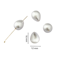 Dråbeformet hvide shell pearls. De måler ca. 12 x 16 mm og har hul hele vejen igennem.