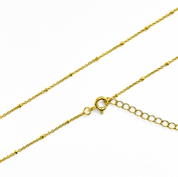 Tynd halskæde med kantede perler 40/45 cm. 