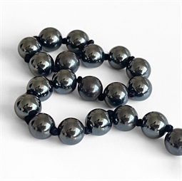 20 stk. 8 mm hæmatit perler på snor med knude imellem