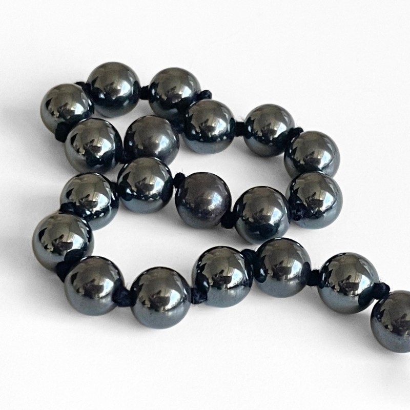 20 stk. 8 mm hæmatit perler på snor med knude imellem