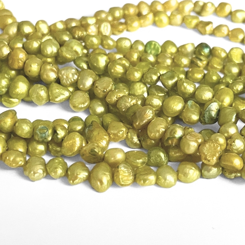 gulgrønne barokke ferskvandsperler på streng
