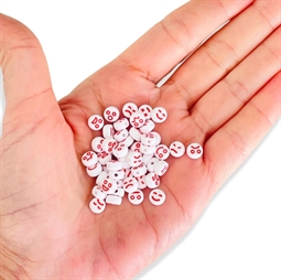 Akrylperler med røde emoji-ansigter 7 mm – 50 stk