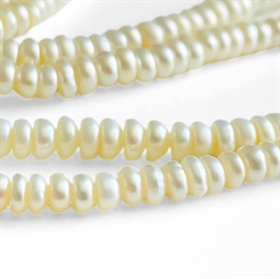 Ferskvandsperler knapformet 3 x 2 mm – Hel streng