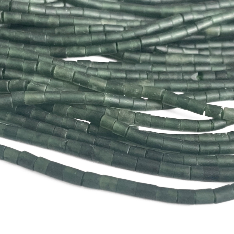 2-3 mm Mørkegrønne jade-rørperler – Hel streng