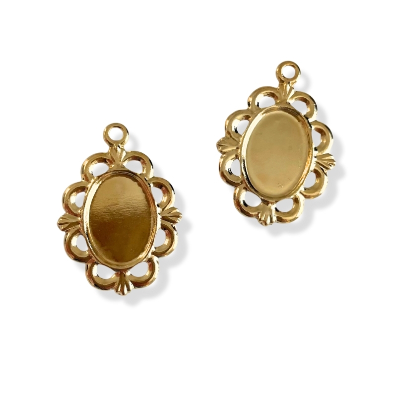 Guldfarvede ovale vedhæng med ramme – 10x14 mm (2 stk)
