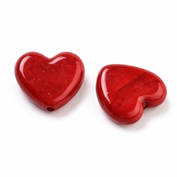 Røde hjerteperler i glas med lodret hul